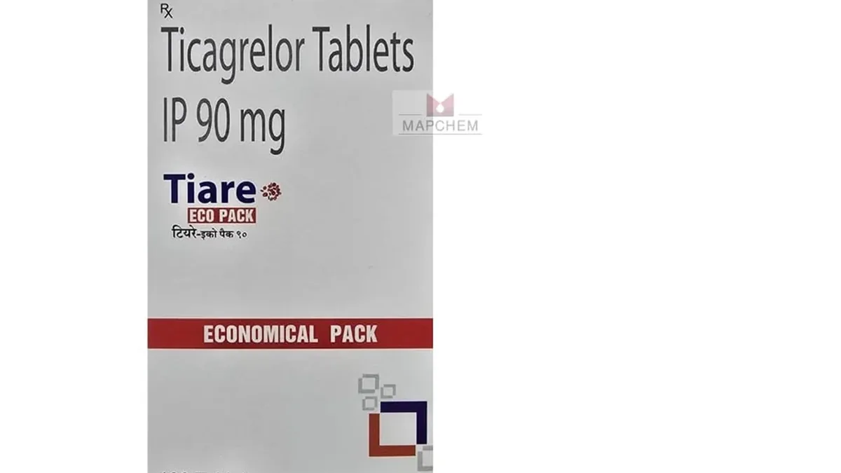 医生正在向患者解释布加替尼90mg的服用方法和注意事项